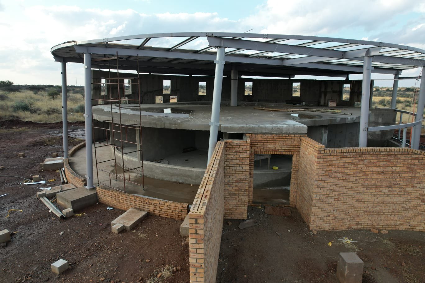 Steel frame of the circular building under construction